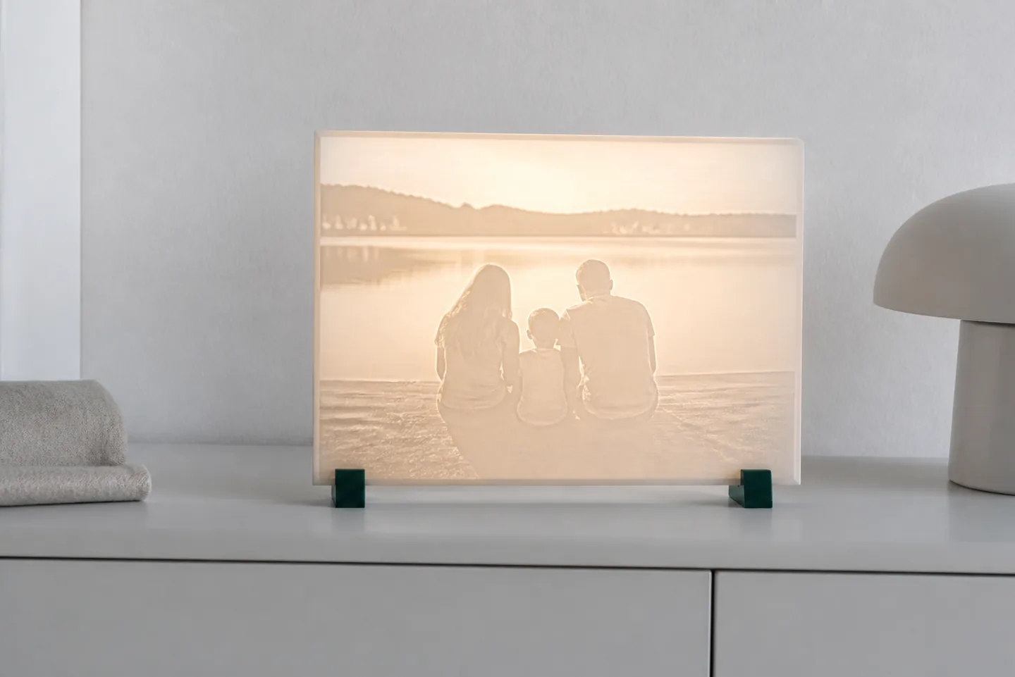 Lithophane-Aufsteller als persönliches Erinnerungsbild auf einem Sideboard