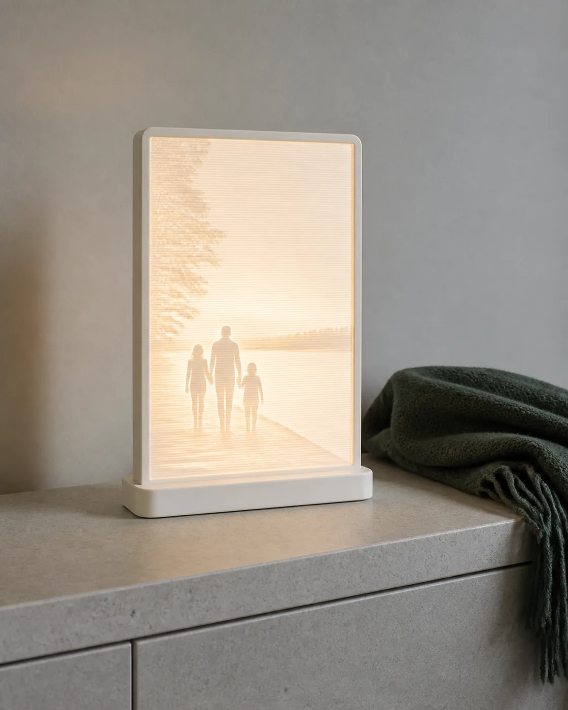 Leuchtende Lithophane-Lampe mit Alpenmotiv auf einem Holztisch
