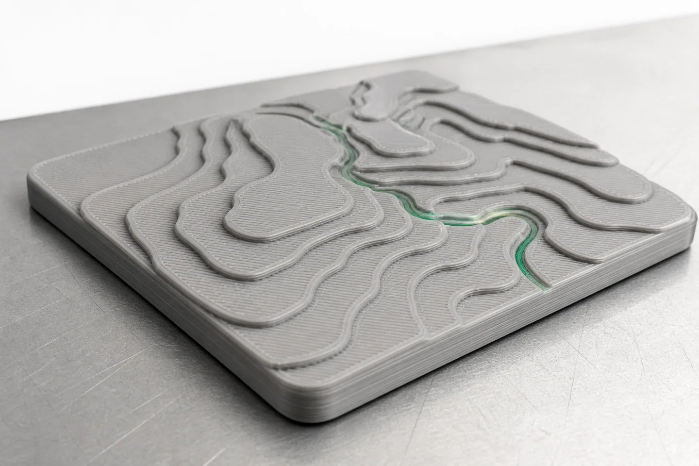 Detail der gestuften Höhenlinien eines 3D-gedruckten Geländereliefs
