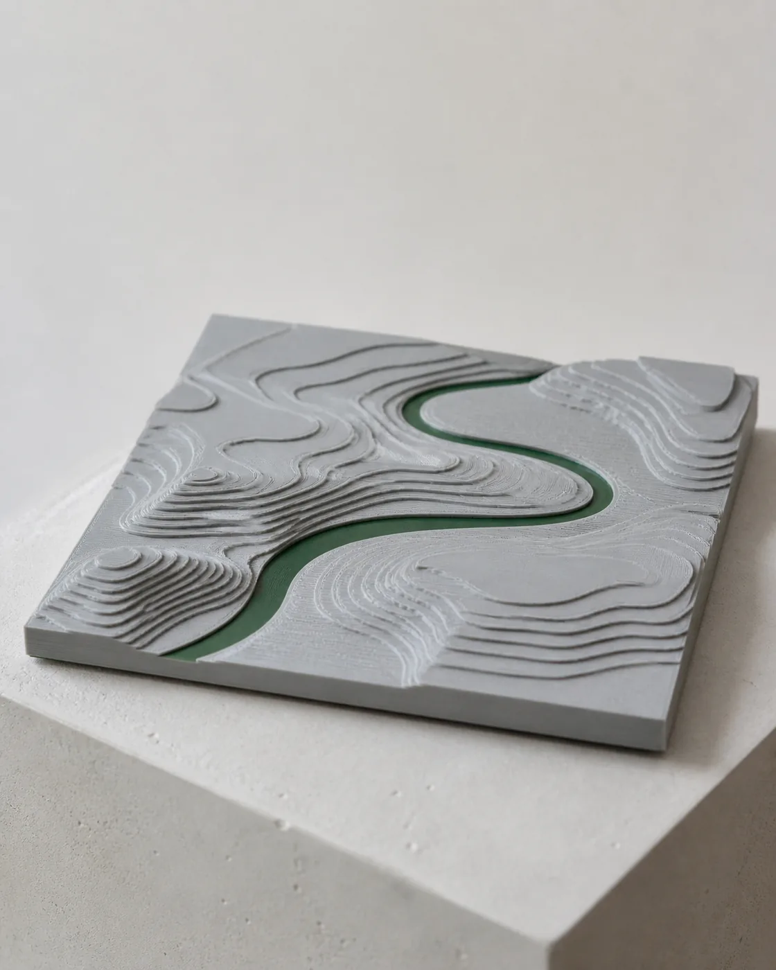 3D-gedrucktes Relief eines Alpentals mit grüner Route