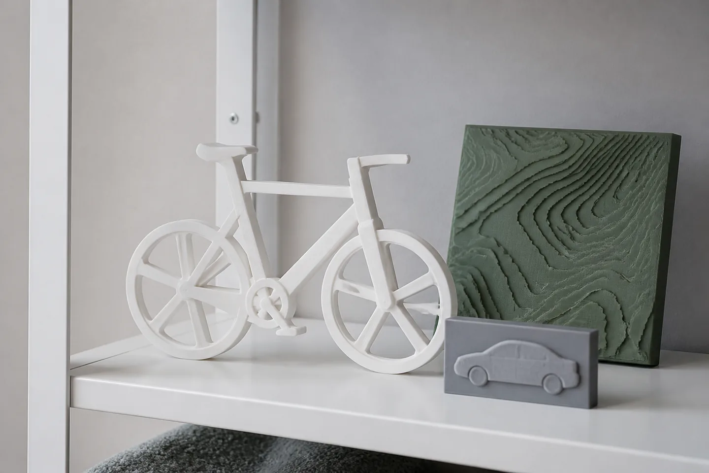 3D-gedrucktes Fahrzeugmodell und alpines Ortsrelief